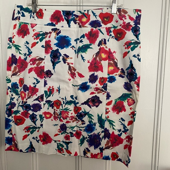 Foxcroft Multi color floral stretch skirt - Picture 2 of 7